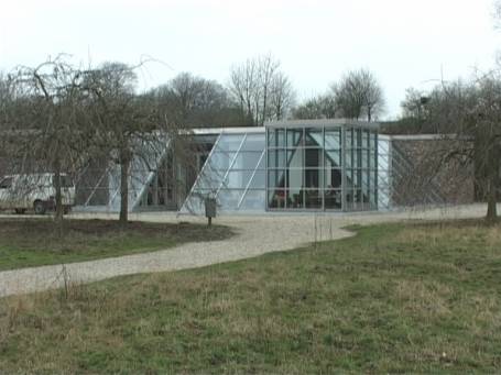 Museum Insel Hombroich : Im Frühjahr, die Cafeteria im Hintergrund